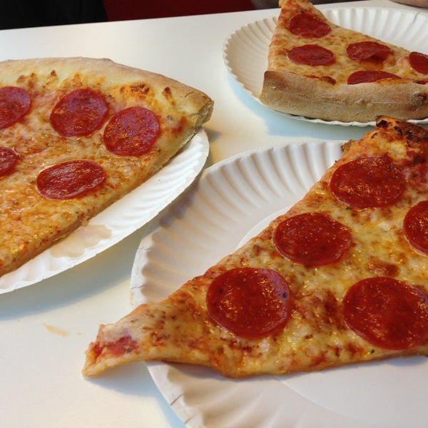 รูปภาพถ่ายที่ Riverwalk Pizzeria โดย Eat O. เมื่อ 7/11/2013