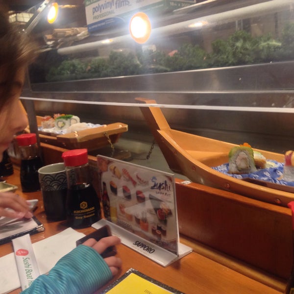 Foto tirada no(a) Sushi Boat por Christian C. em 5/10/2015