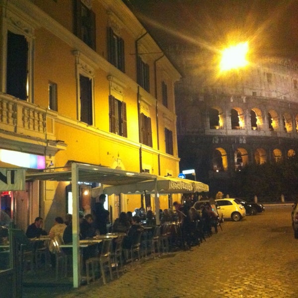 Coming Out Gay Bar in Roma