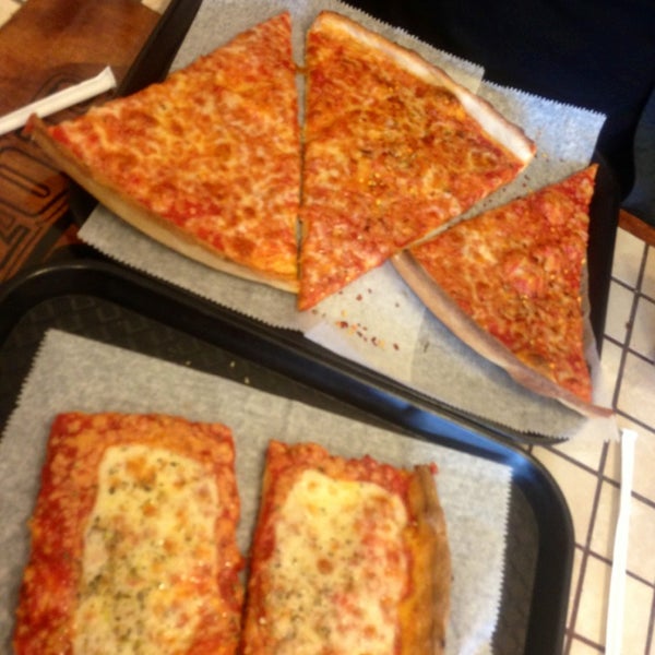 Снимок сделан в Rizzo&#39;s Fine Pizza пользователем Stephanie P. 12/31/2012