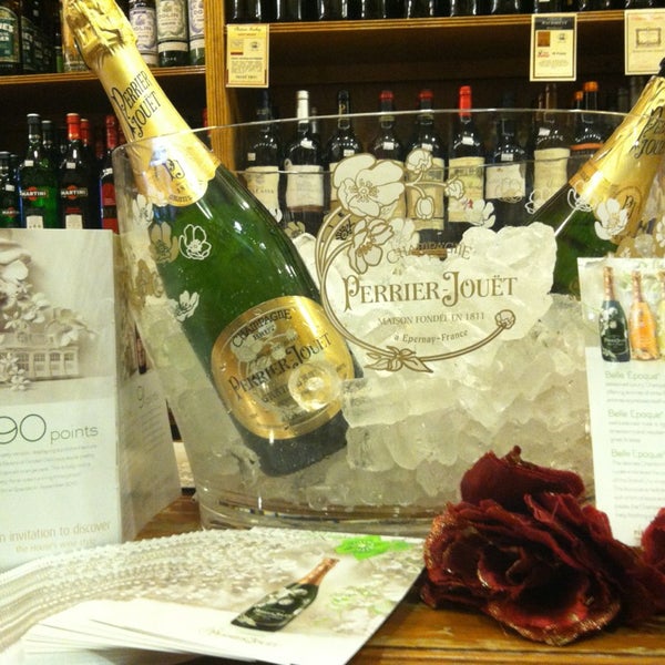 3/28/2013 tarihinde Lucy S.ziyaretçi tarafından Gramercy Wine and Spirits'de çekilen fotoğraf