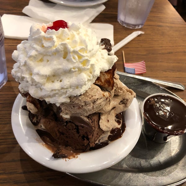 3/2/2019 tarihinde Eric D.ziyaretçi tarafından Jaxson&#39;s Ice Cream Parlour, Restaurant &amp; Country Store'de çekilen fotoğraf