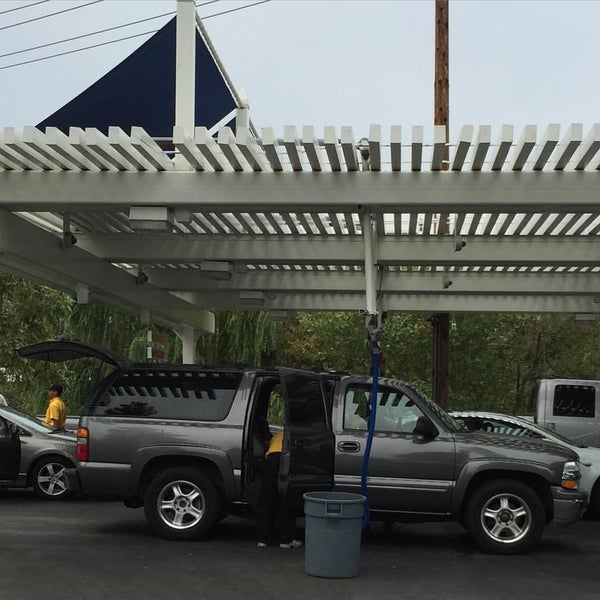 Photo taken at Classic Car Wash by Iben R. on 9/12/2015