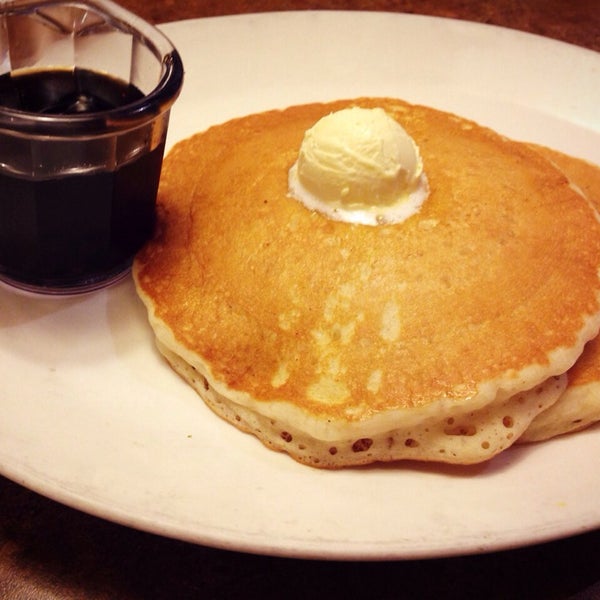 Das Foto wurde bei Shari&#39;s Cafe and Pies von MILKY BUNNY ♡. am 12/1/2013 aufgenommen
