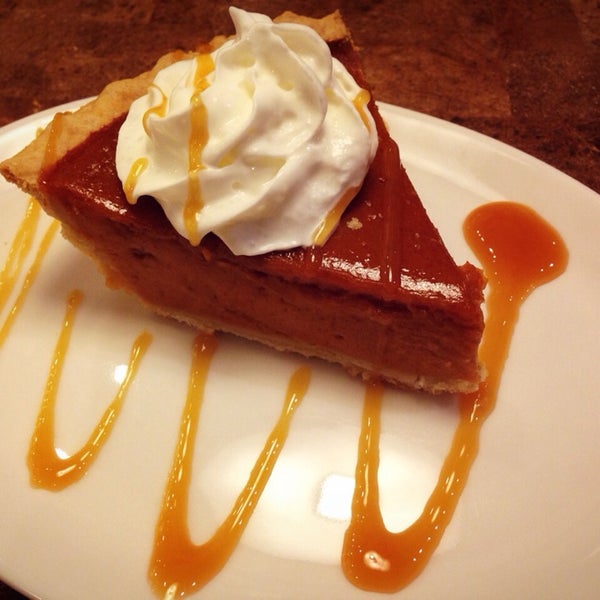 Das Foto wurde bei Shari&#39;s Cafe and Pies von MILKY BUNNY ♡. am 12/5/2013 aufgenommen