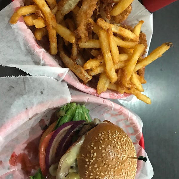 Photo taken at Pearl&#39;s Deluxe Burgers by Saintvictoria on 10/6/2019