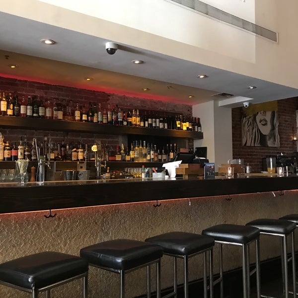Photo taken at Oola Restaurant &amp; Bar by Saintvictoria on 6/10/2017