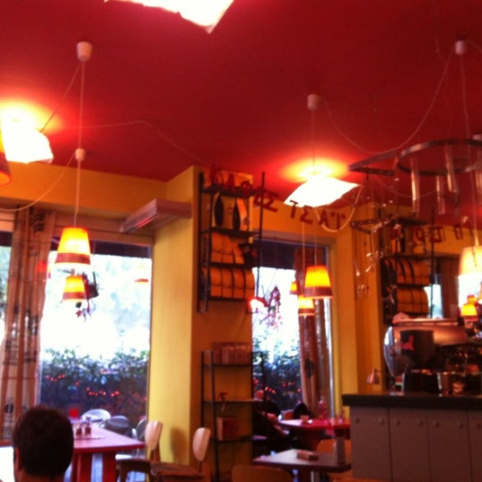 12/21/2012 tarihinde Maria V.ziyaretçi tarafından Yellow Cafe'de çekilen fotoğraf