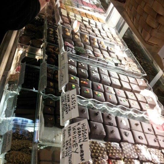 Снимок сделан в Lucky Chocolates, Artisan Sweets And Espresso пользователем Cruella M. 11/23/2012