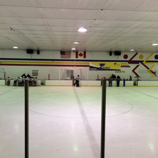 Brentwood Ice Arena Brentwood'da Buz Pateni Pisti