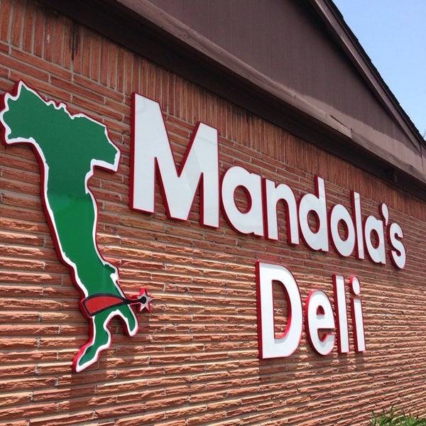 Foto tomada en Mandola&#39;s Deli  por Bernard V. el 7/27/2014