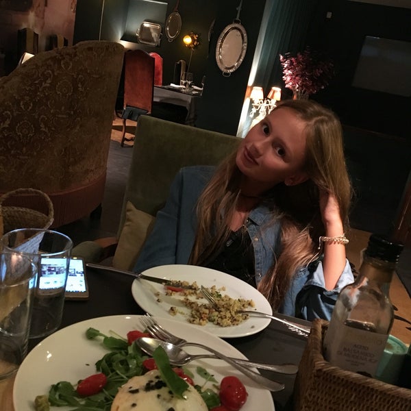 Photo taken at Isabella&#39;s Restaurant by Mari L. on 9/8/2016