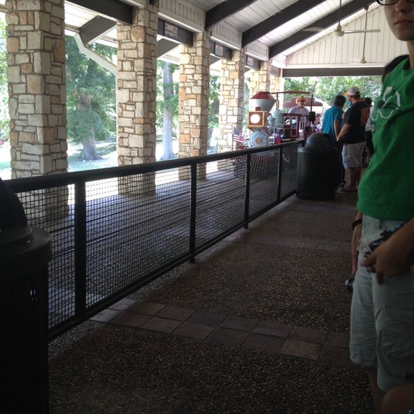 Foto tirada no(a) San Antonio Zoo - Train Depot (@SanAntonioZoo) por Celena M. em 8/10/2014