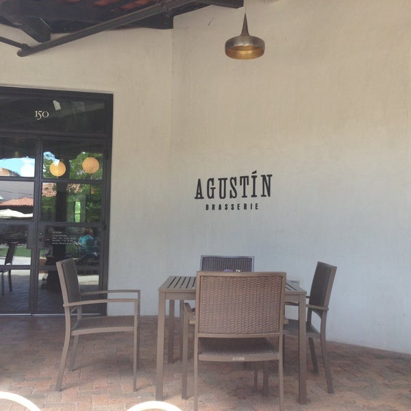 รูปภาพถ่ายที่ Agustin Kitchen โดย Sandra L. เมื่อ 5/10/2013