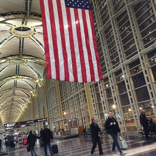 Photo taken at Ronald Reagan Washington National Airport (DCA) by Chats C. on 2/19/2015