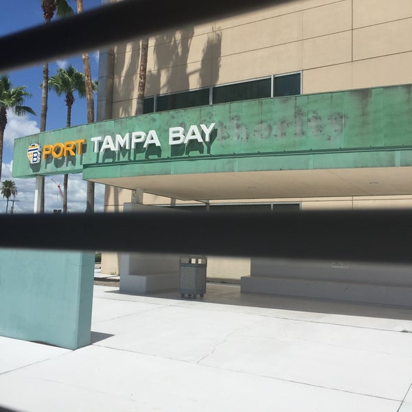 Foto tirada no(a) Port of Tampa por Emilie A. em 6/27/2015