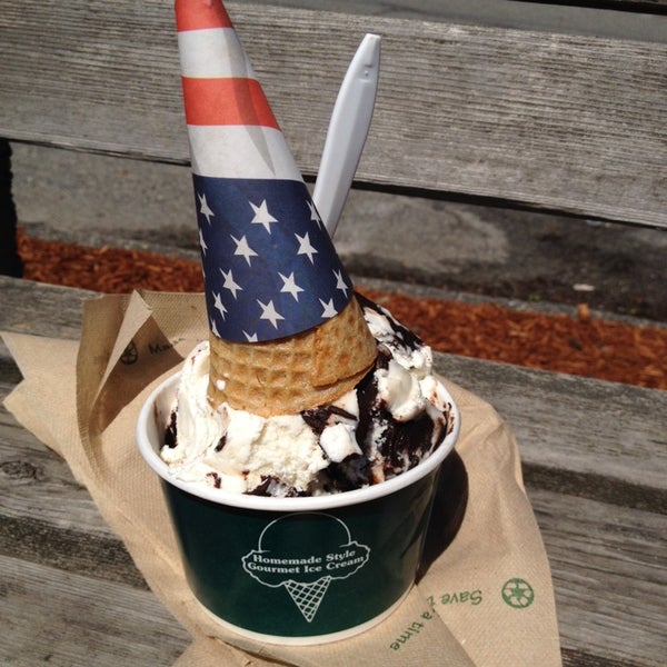 Foto tomada en Bedford Farms Ice Cream  por Emilie A. el 4/12/2014