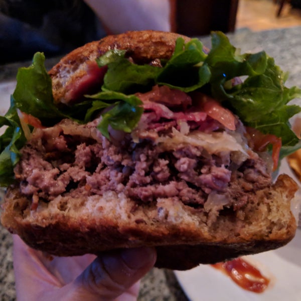 6/3/2018 tarihinde Ziyan C.ziyaretçi tarafından Burger Bar'de çekilen fotoğraf