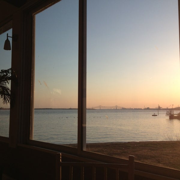 3/30/2013 tarihinde Dawn R.ziyaretçi tarafından The Deck at Harbor Pointe'de çekilen fotoğraf