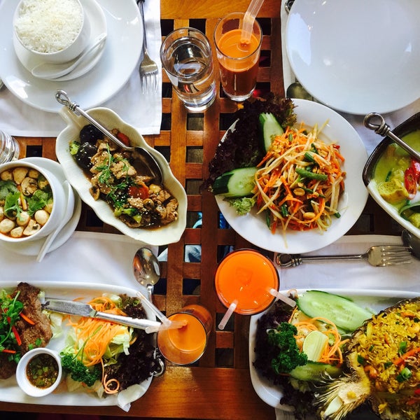 รูปภาพถ่ายที่ Thai Thai East Restaurant โดย Javi Z. เมื่อ 6/22/2015
