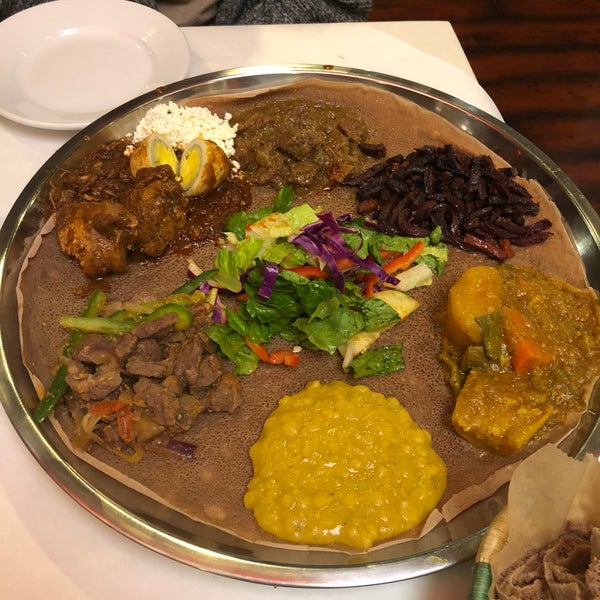 Das Foto wurde bei Demera Ethiopian Restaurant von Sobe S. am 9/30/2018 aufgenommen