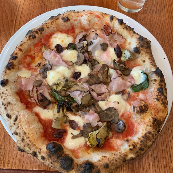 Das Foto wurde bei Spacca Napoli Pizzeria von Sobe S. am 5/14/2019 aufgenommen