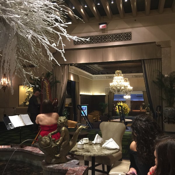 1/20/2017 tarihinde Sobe S.ziyaretçi tarafından Palm Court at The Drake Hotel'de çekilen fotoğraf