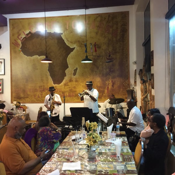 Das Foto wurde bei Yassa African Restaurant von Sobe S. am 8/13/2017 aufgenommen