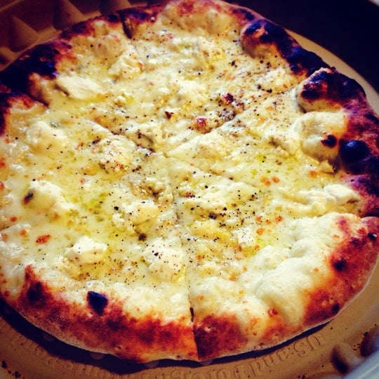 รูปภาพถ่ายที่ Wooden Paddle Pizza โดย Emma F. เมื่อ 10/30/2013
