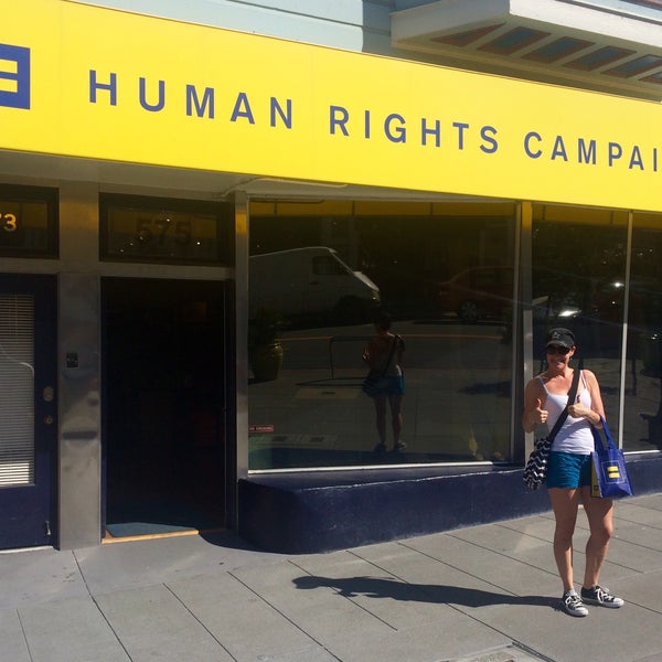 Снимок сделан в Human Rights Campaign (HRC) Store пользователем Julie C. 9/20/2015