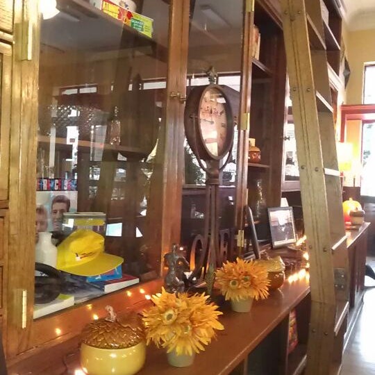 10/29/2012にSara H.がGathering Grounds Patisserie &amp; Internet Cafeで撮った写真