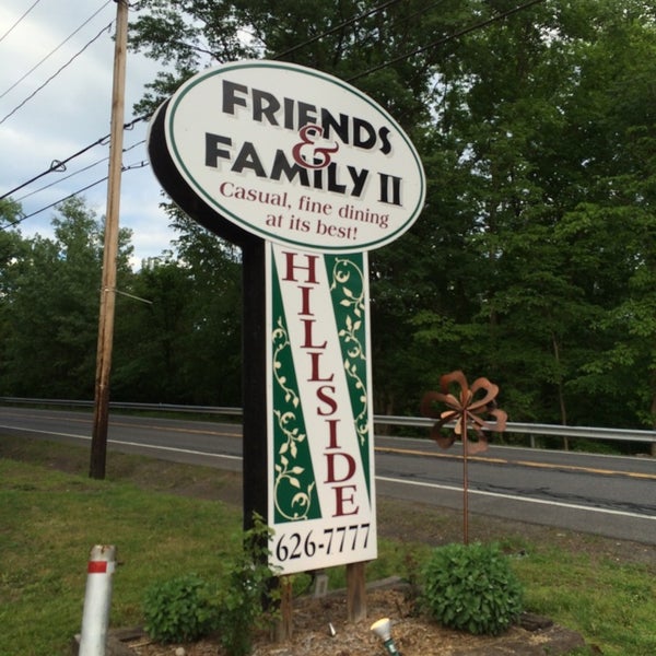รูปภาพถ่ายที่ Friends &amp; Family II Hillside Restaurant โดย Scott D. เมื่อ 5/31/2014