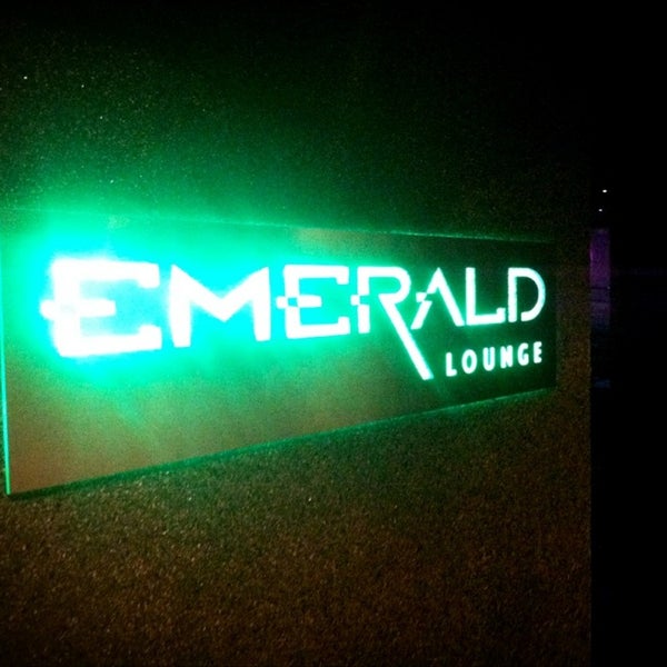 รูปภาพถ่ายที่ Emerald Lounge โดย Kyle F. เมื่อ 5/30/2013