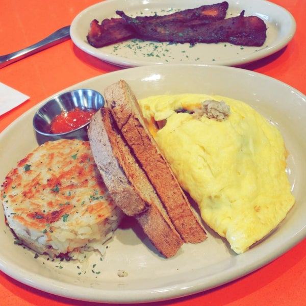 Photo taken at Snooze, an A.M. Eatery by Ciara M. on 2/20/2019