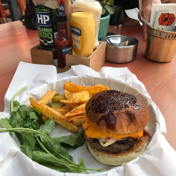 Снимок сделан в Piper Cub Burger&amp;Steak пользователем Ersin A. 11/9/2018
