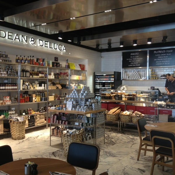 รูปภาพถ่ายที่ Dean &amp; Deluca โดย Olya K. เมื่อ 7/28/2013