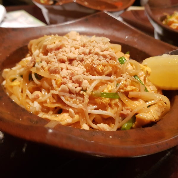 Phad thai chicken or shrimp must try, bombay noodles is average, toasted duck rice is under average, service is the worst