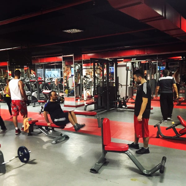 12/2/2015 tarihinde Sporcity Fitness Spa Fight Clubziyaretçi tarafından Mall of İstanbul'de çekilen fotoğraf