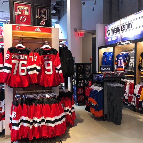 Foto tirada no(a) NHL Store NYC por Viktor T. em 10/30/2019
