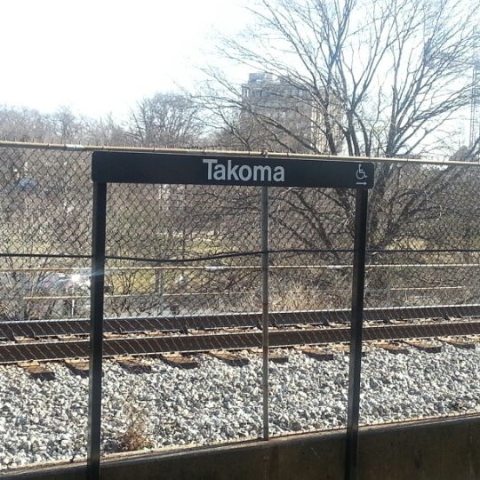 Foto tirada no(a) Takoma Metro Station por Mrs. A. A. A. B. em 2/9/2013