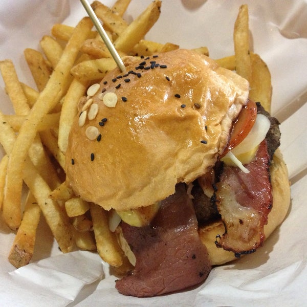 5/11/2013 tarihinde Allison W.ziyaretçi tarafından Burger Junkyard'de çekilen fotoğraf