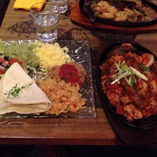 รูปภาพถ่ายที่ Fiesta Mexican Restaurant โดย mei mei เมื่อ 7/29/2013