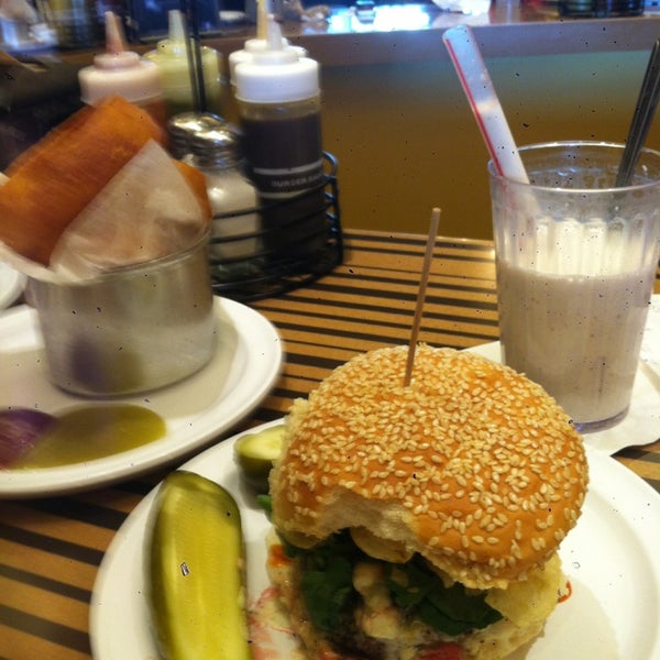 รูปภาพถ่ายที่ Bobby&#39;s Burger Palace โดย Cheryl B. เมื่อ 3/9/2013