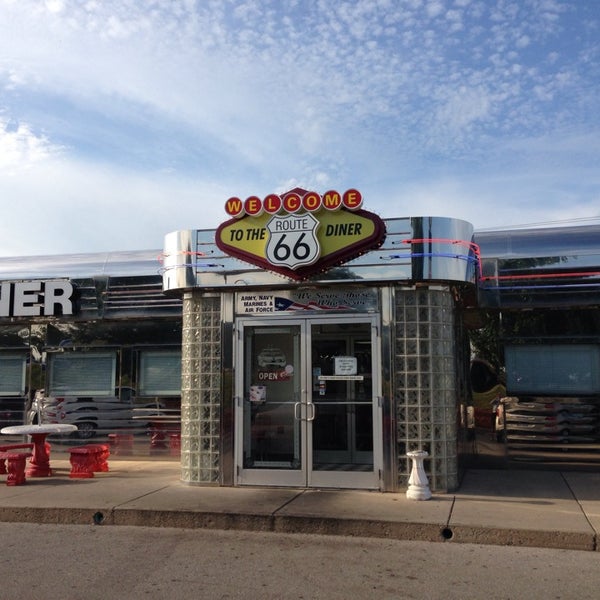 Foto scattata a Route 66 Diner da Marketing W. il 9/5/2013