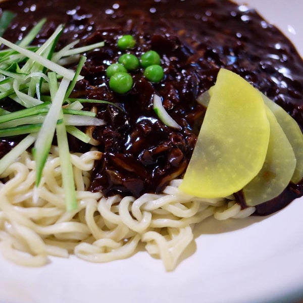Снимок сделан в Jjang Korean Noodle &amp; Grill пользователем Stephanie M. 8/22/2015