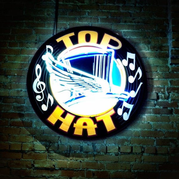 Foto tirada no(a) Top Hat Lounge por Joe S. em 6/21/2013