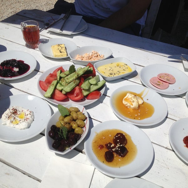 Foto diambil di Denizaltı Cafe &amp; Restaurant oleh Hande H. pada 4/27/2013