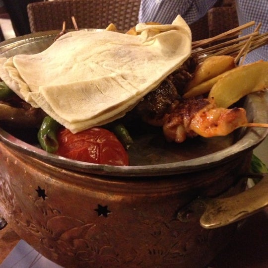 Foto diambil di Topçu Restaurant oleh Beste B. pada 10/6/2012
