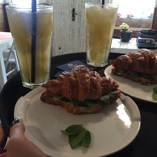 5/7/2016 tarihinde leila k.ziyaretçi tarafından Blanc Café | کافه بلان'de çekilen fotoğraf