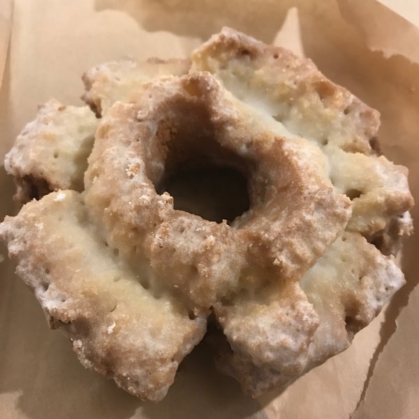 10/18/2017 tarihinde Food D.ziyaretçi tarafından The Doughnut Vault'de çekilen fotoğraf
